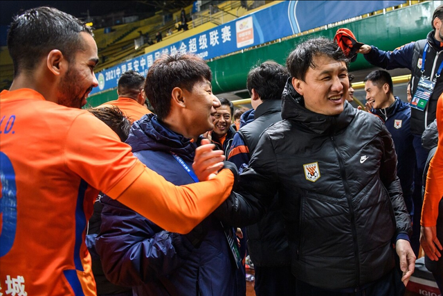 AC米兰冲刺阶段绝杀压哨罗马围绕德甲状态回暖,清晨山东泰山官宣签约瞬间刷屏 AC米兰冲刺阶段绝杀压哨罗马围绕德甲状态回暖,清晨山东泰山官宣签约瞬间刷屏