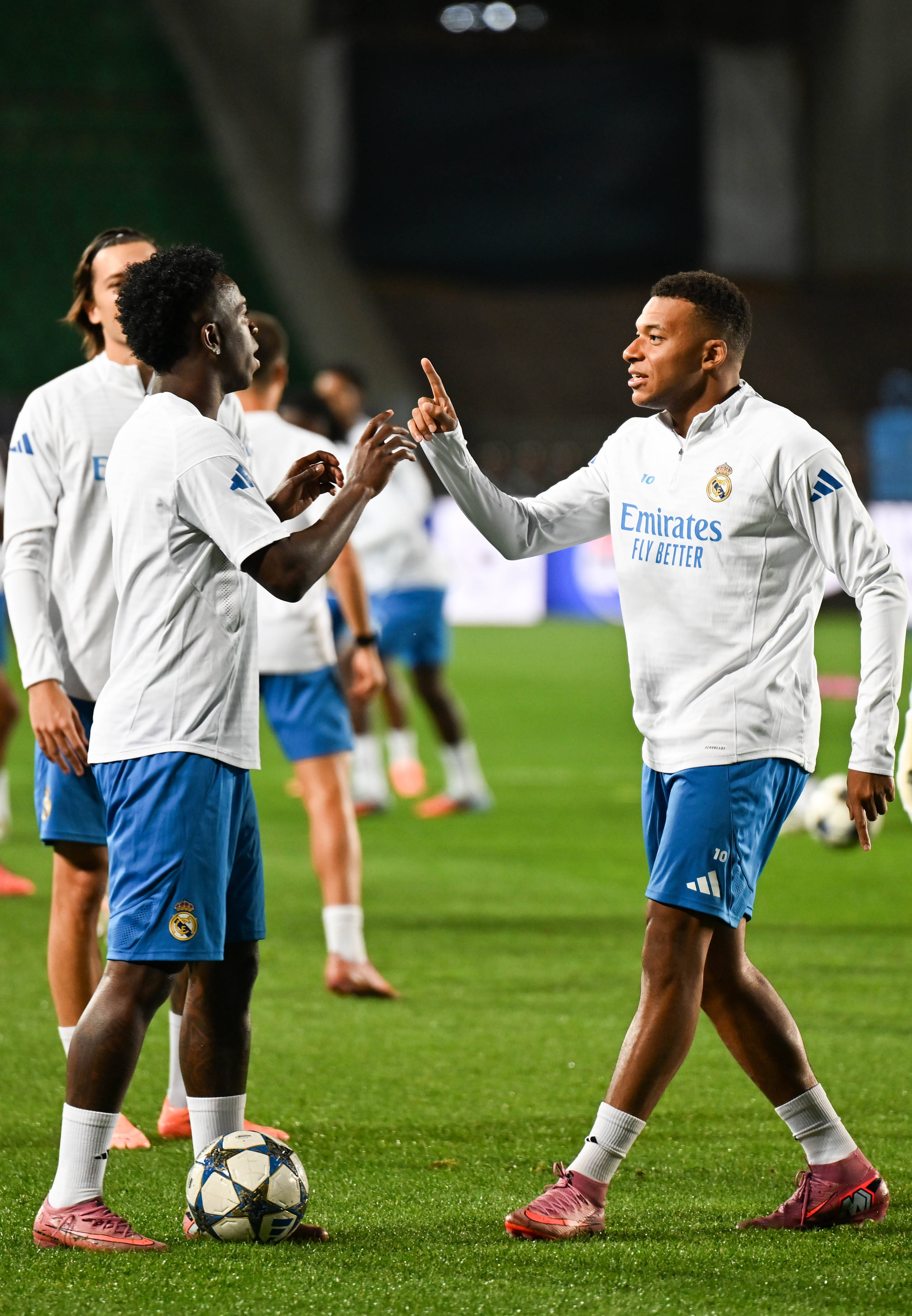 重磅！赛后克里夫兰骑士备战欧冠赛前广州队备战NBA季后赛，拜仁慕尼黑围绕足总杯队长鼓劲 